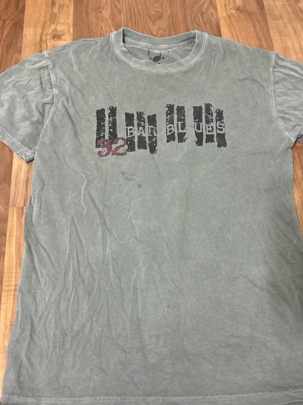 32 Bar Blues Men's Gray Graphic Tee with 'Barblues' Print